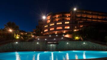 Facciata della struttura - sera/notte