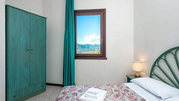 Una scrivania, culle/letti per bambini (a pagamento)