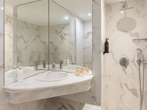 One Bedroom Maisonette | Badrum | Badkar/dusch, miljövänliga toalettartiklar, hårtork och handdukar