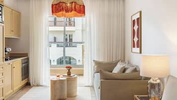 Habitación básica | Área de sala de estar | Televisión y reproductor de DVD