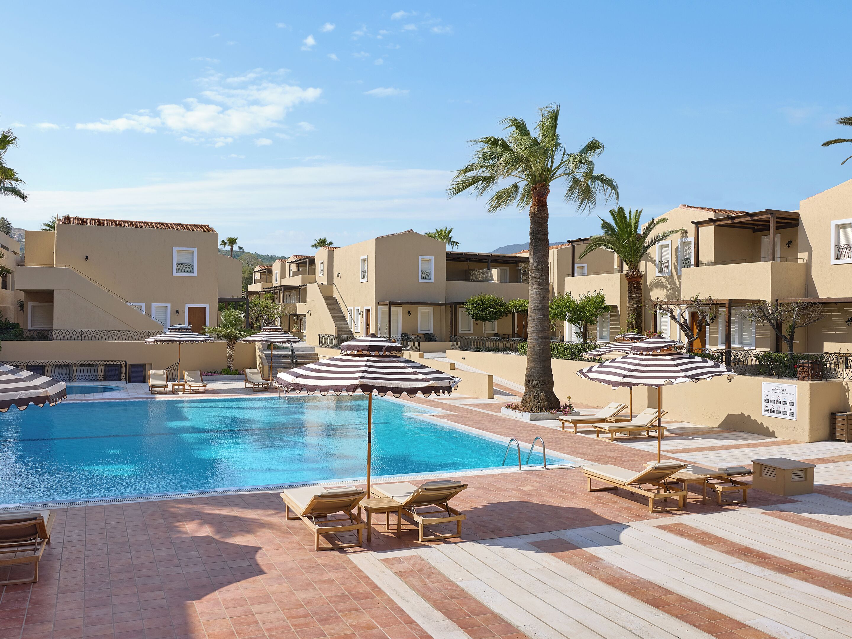 Una piscina techada, 3 piscinas al aire libre