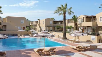 Una piscina techada, 3 piscinas al aire libre