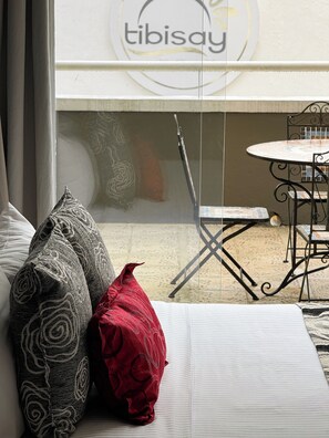 Safe på rommet, skrivebord og skrivebord for bærbar PC