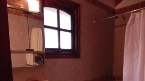 Un baño con lavamanos, inodoro y bañera.