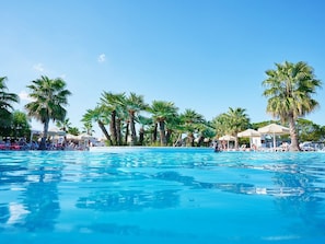Piscina stagionale all'aperto, ombrelloni da piscina, lettini