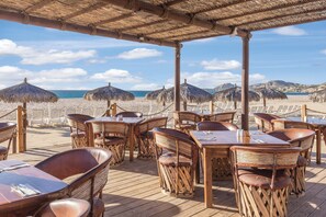 Outdoor dining - WorldMark Coral Baja (San Jose del Cabo)