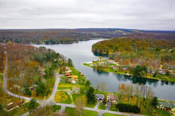 A lakeside residential area with houses, roads, and a river. - Crown Resorts at Silverwoods (DuBois)