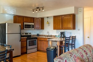 Refrigerador con freezer, microondas, horno, placa de cocina