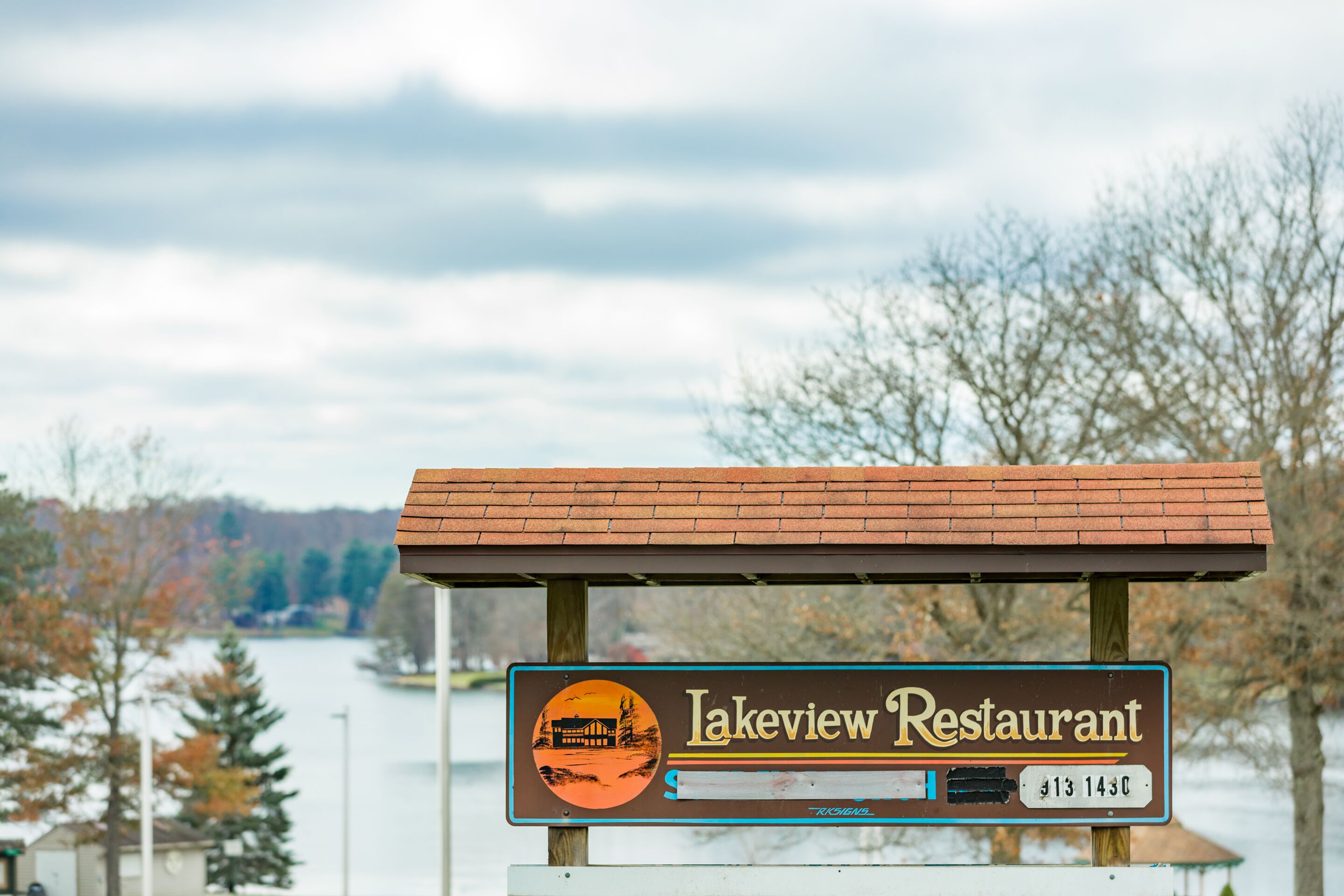 Bordje voor Lakeview Restaurant, met uitzicht op een meer en bomen.