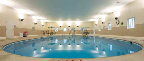 Una amplia piscina interior con un letrero en el suelo que indica '5FT NO DIVING'.