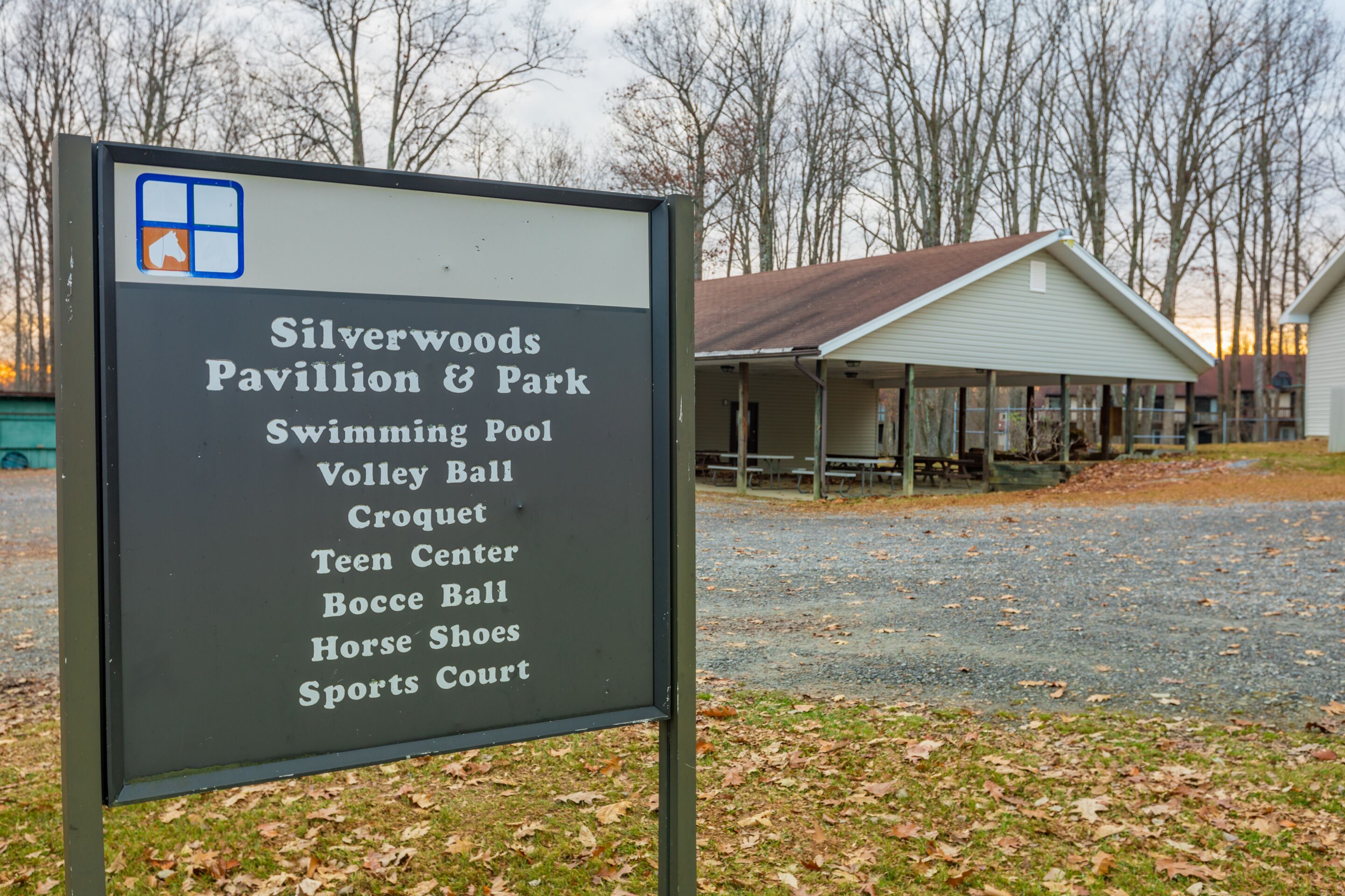 Bord met faciliteiten bij Silverwoods Pavilion & Park, waaronder een zwembad, volleybal, jeu de boules, tienerruimte, petanque, paaltjeswerpen en een sportveld.