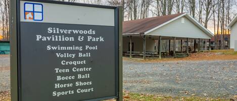 Bord met faciliteiten bij Silverwoods Pavilion & Park, waaronder een zwembad, volleybal, jeu de boules, tienerruimte, petanque, paaltjeswerpen en een sportveld.
