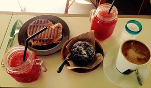 Café da manhã continental diário (USD 12 por pessoa)