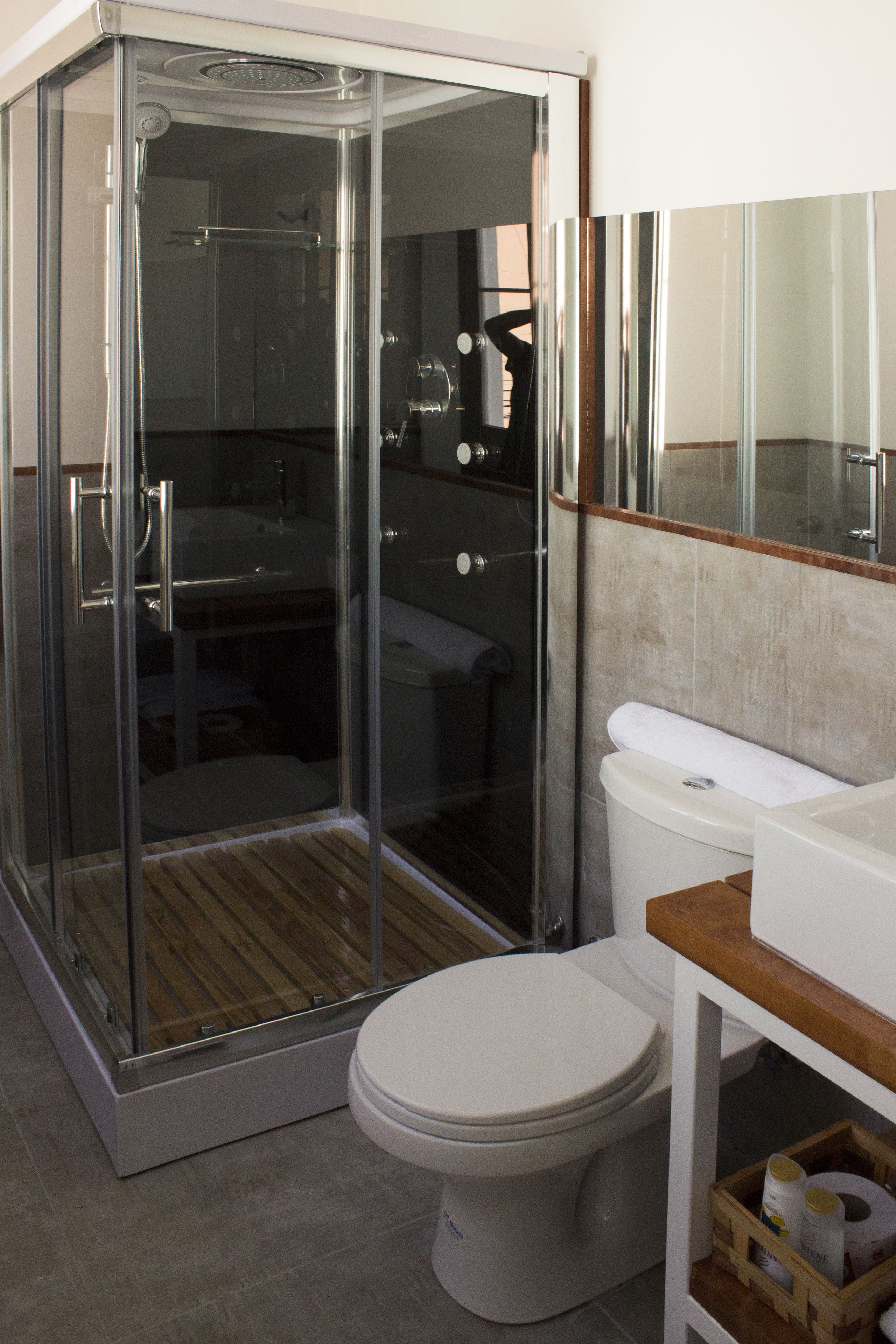 Amenidades de baño gratuitas, secadora de cabello, toallas 