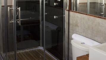 Amenidades de baño gratuitas, secadora de cabello, toallas