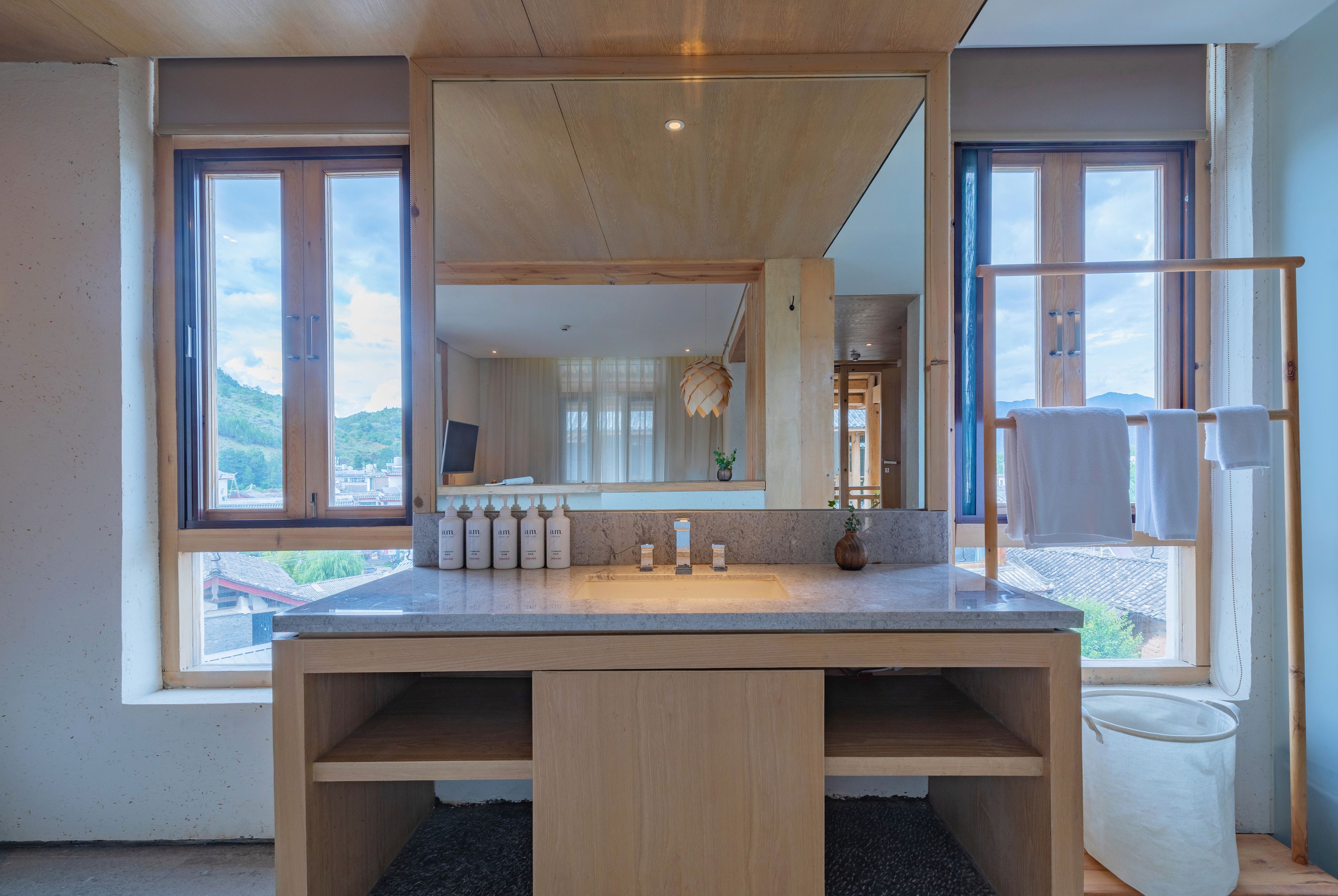 grand suite, hill view | bathroom | free toiletries, hair dryer, bathrobes, slippers