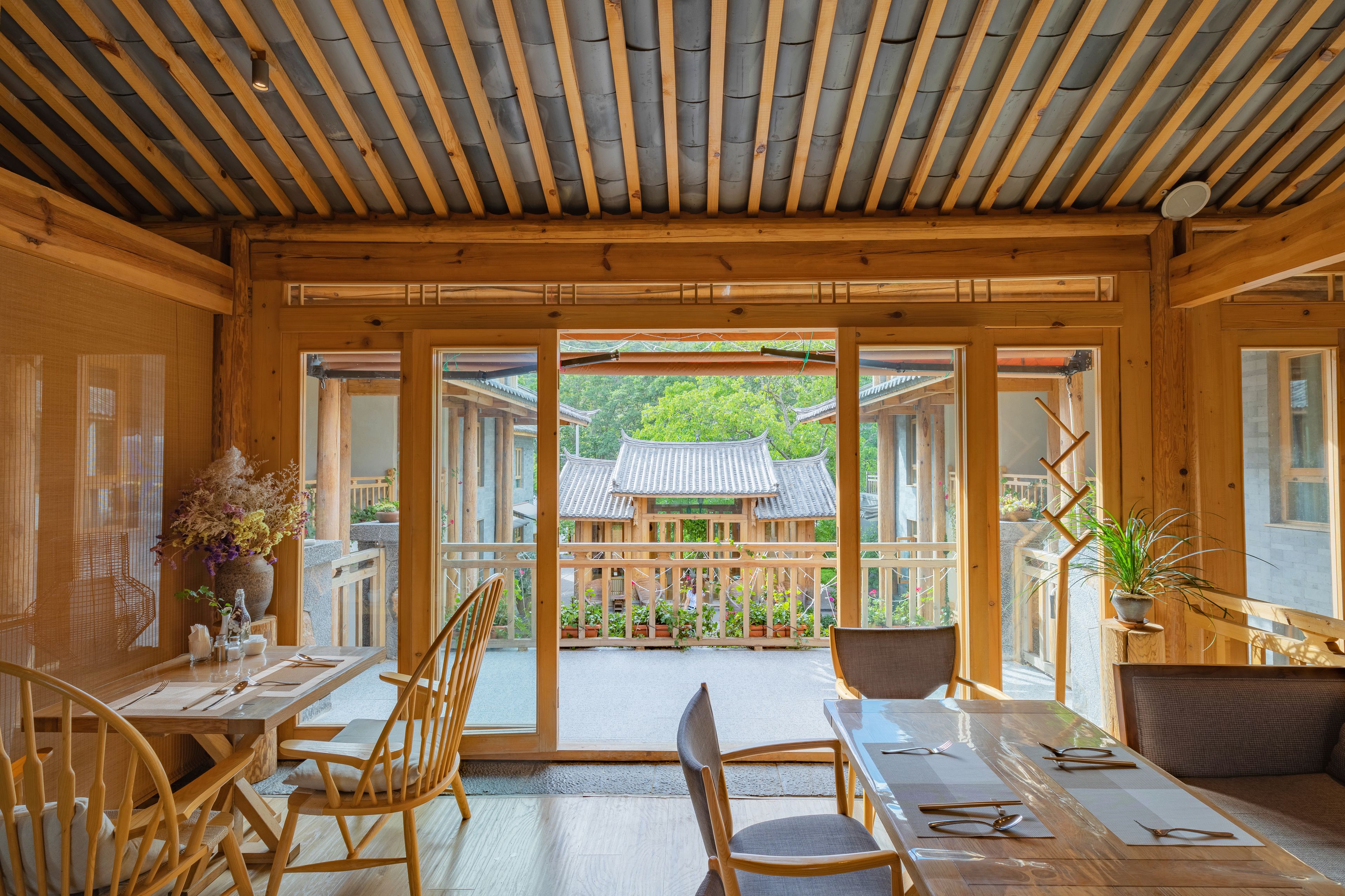 Petit déjeuner, déjeuner et dîner servis sur place, vue sur le jardin