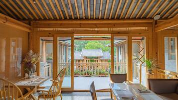 Se sirven desayunos, comidas, cenas y cocina china con vista al jardín