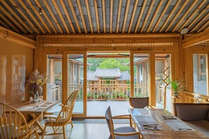 Se sirven desayunos, comidas, cenas y cocina china con vista al jardín