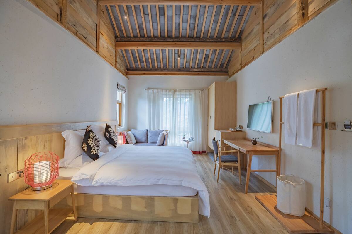 Kamar Double Superior | Minibar, brankas, meja kerja, dan tirai kedap cahaya