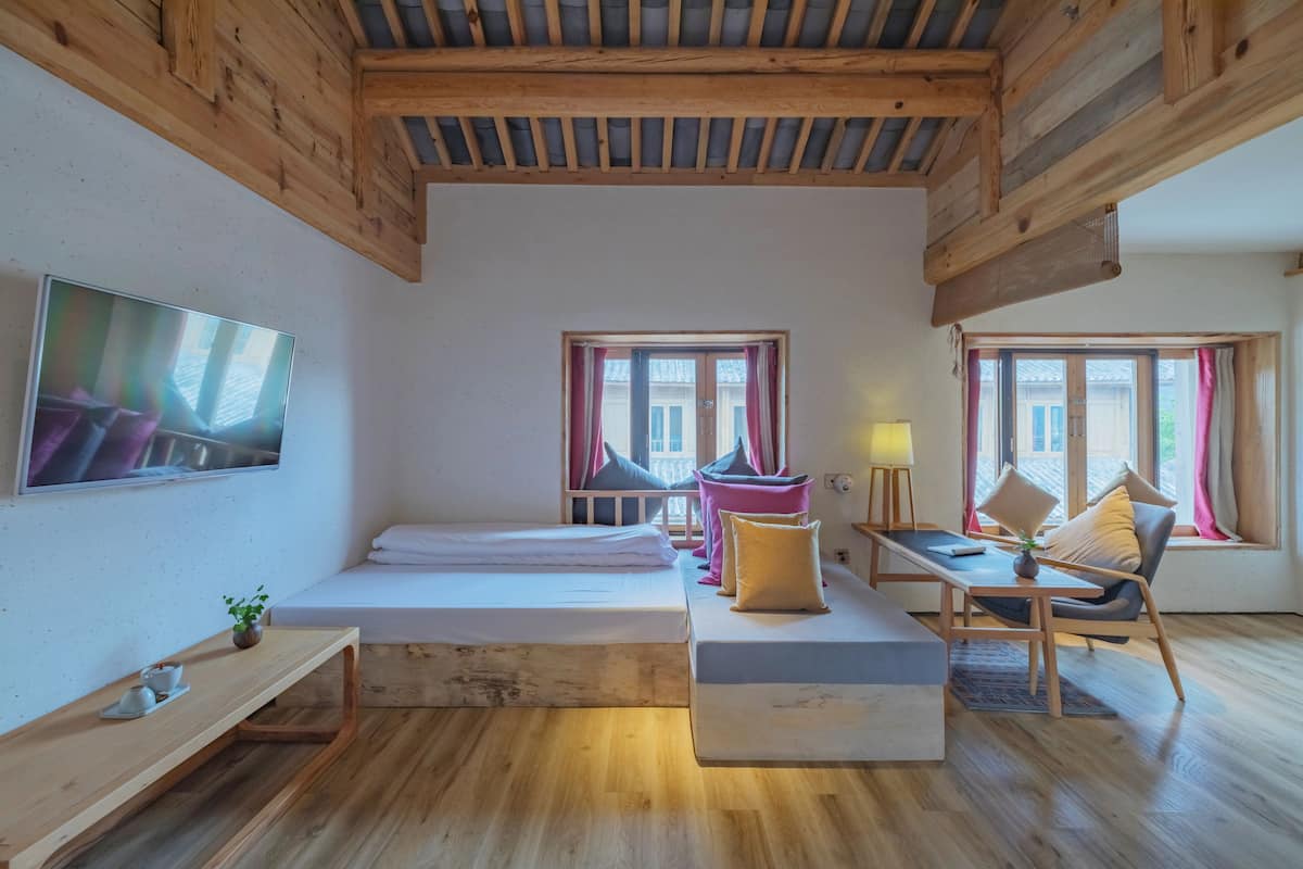 deluxe double room | minibar, in-room safe, desk, blackout curtains