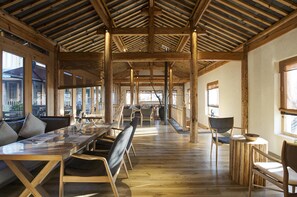 Se sirven desayunos, comidas, cenas y cocina china con vista al jardín