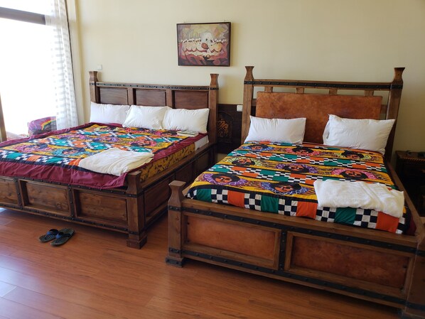 Caja de seguridad en la habitación y escritorio