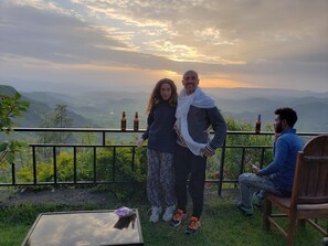 Una terrazza con una vista panoramica, un tavolo e una panca.