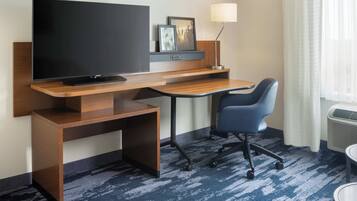 Camas con pillow-top, caja de seguridad en la habitación y escritorio