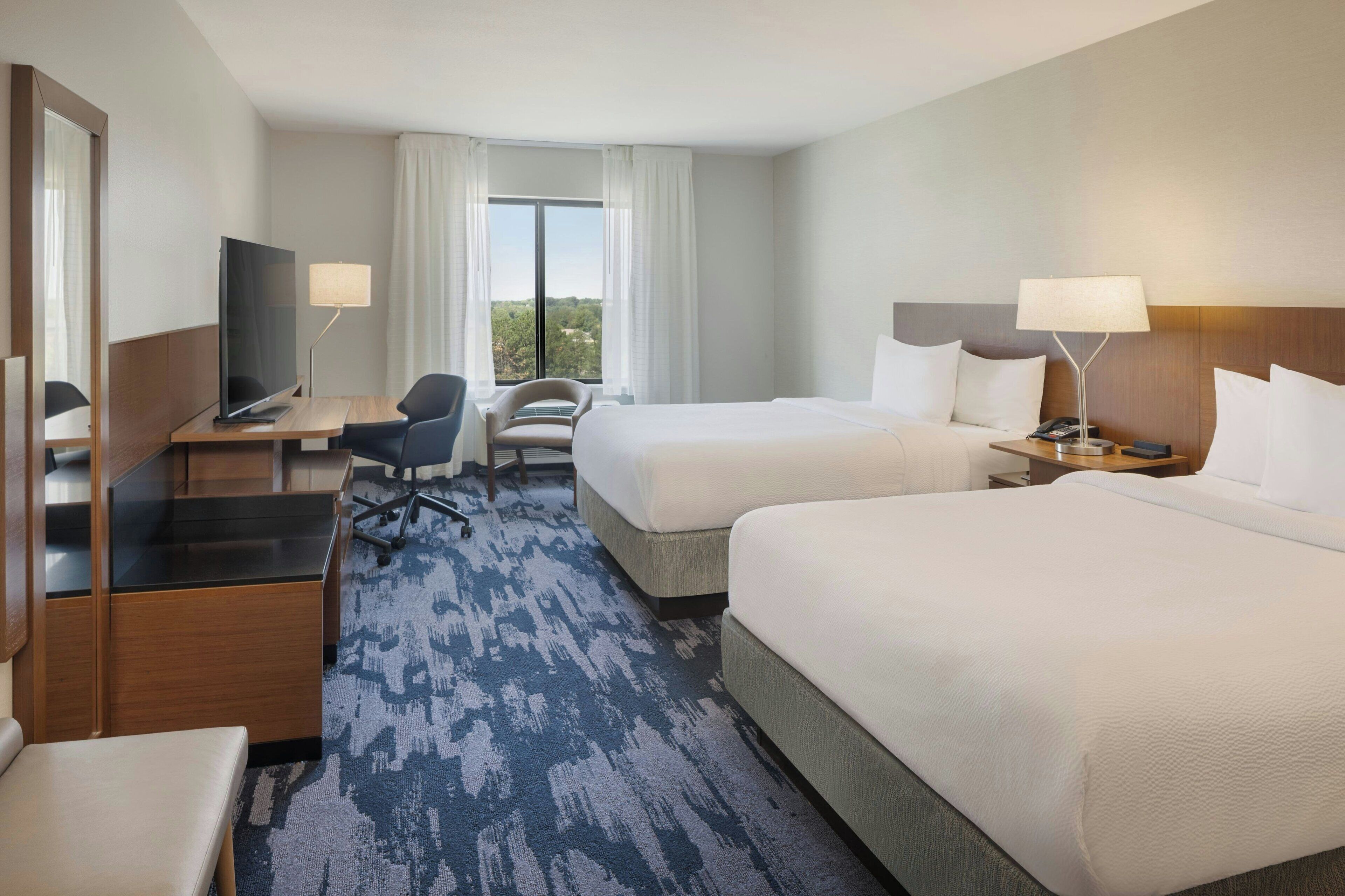 Colchones con pillow-top y caja de seguridad en la habitación 