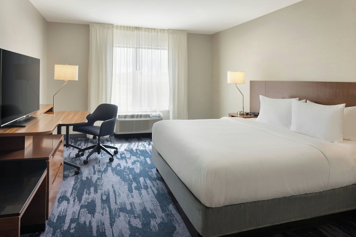 Pillowtop beds, in-room safe, desk, laptop workspace