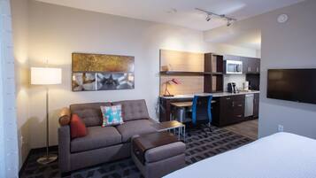 Een koelkast/vriezer, een magnetron, een kookplaat, een vaatwasser