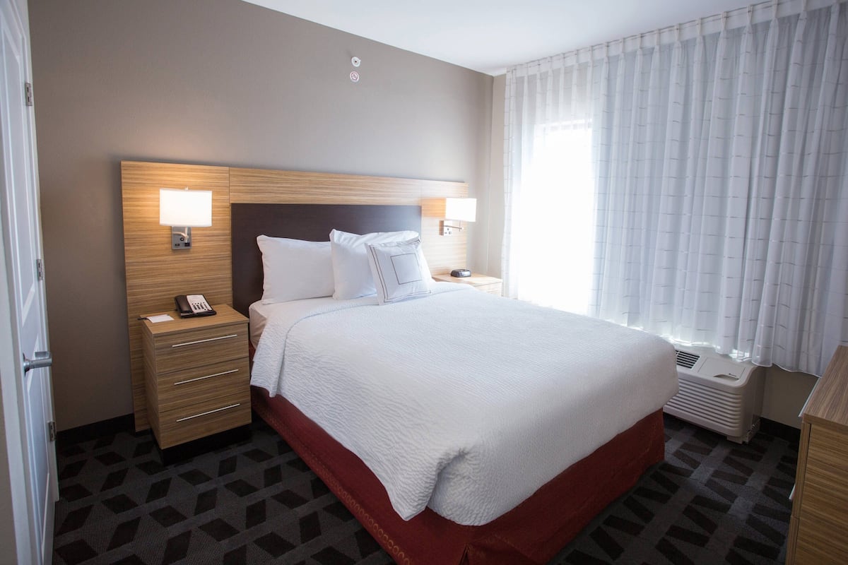 Blackout drapes, iron/ironing board, rollaway beds, free WiFi