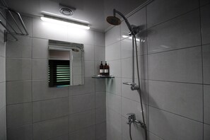 Tvåbäddsrum Deluxe | Badrum | Dusch, gratis toalettartiklar, hårtork och tofflor