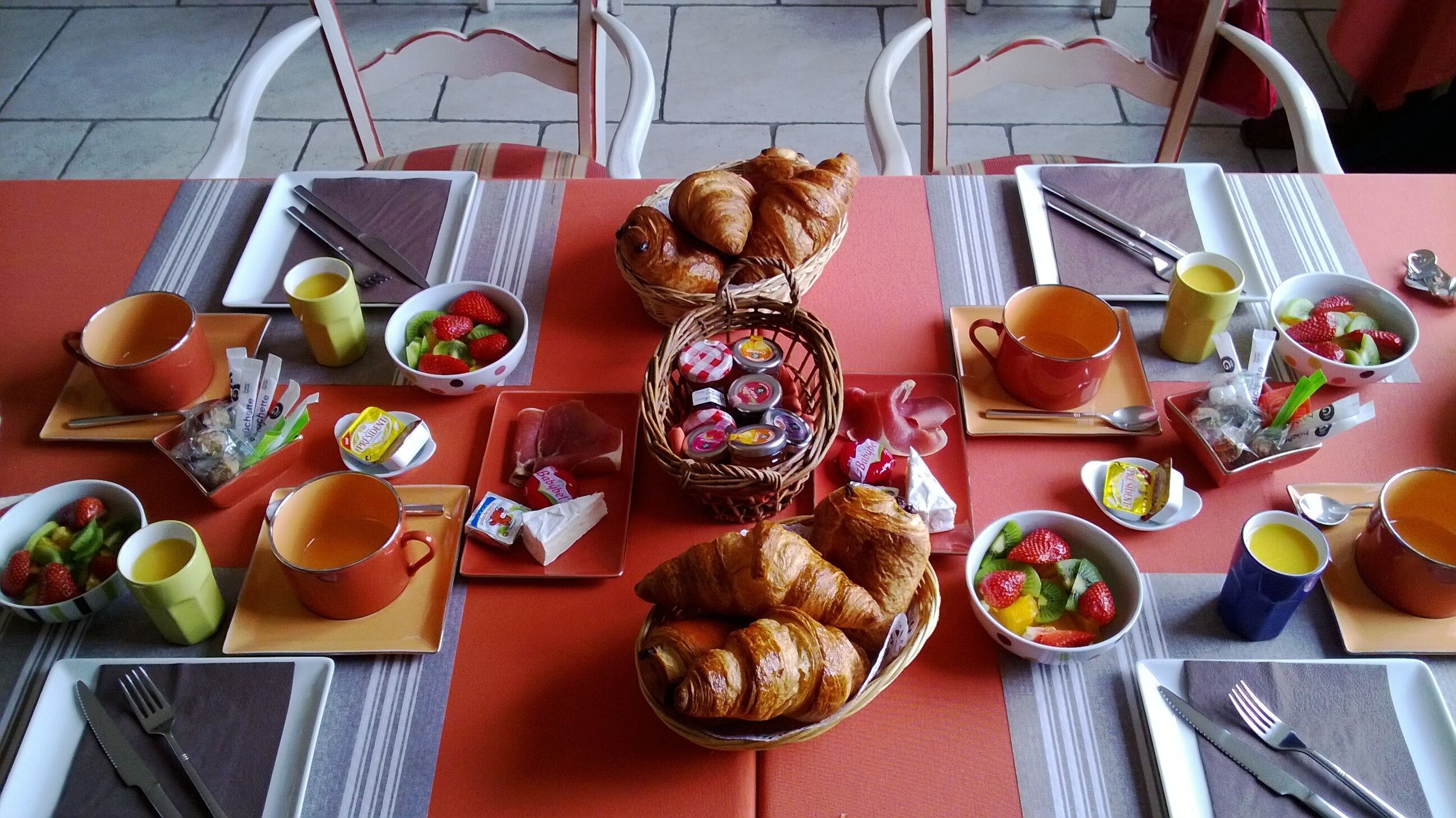 breakfast (eur 10.00 per person)