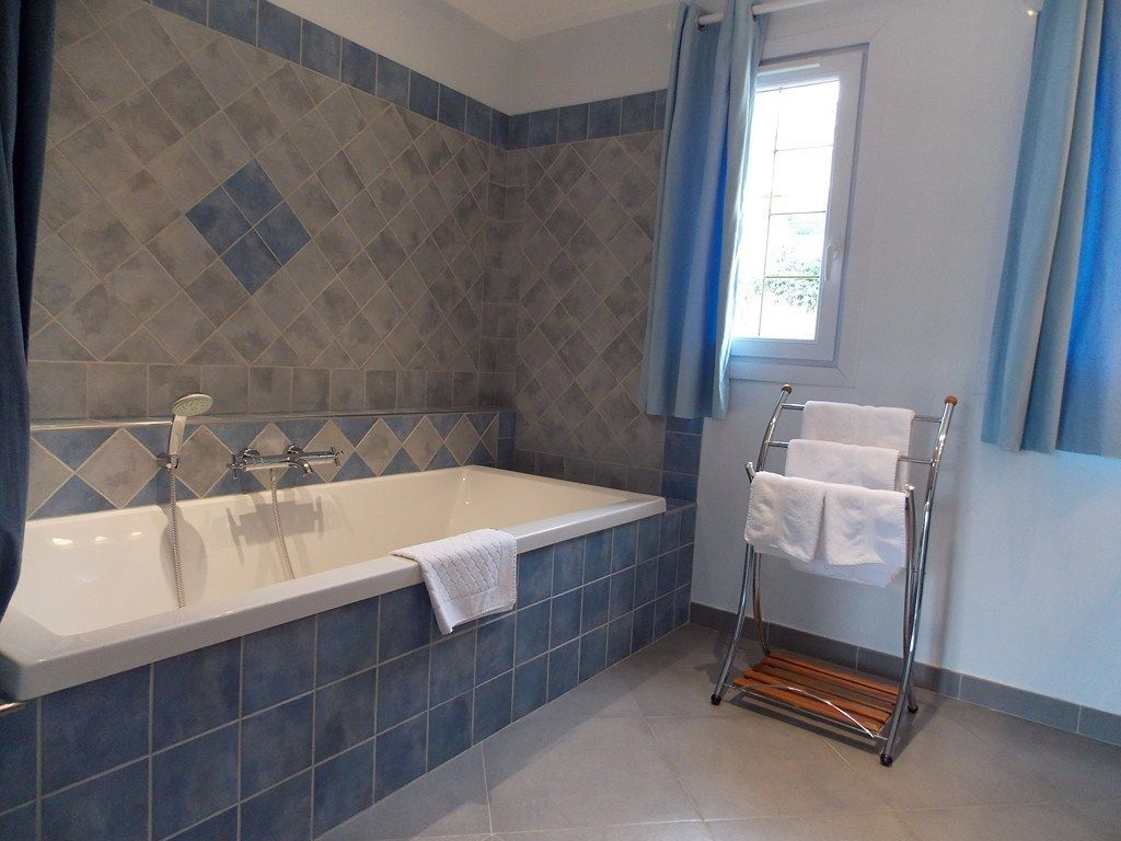 superior suite, mountain view | bathroom | free toiletries, towels