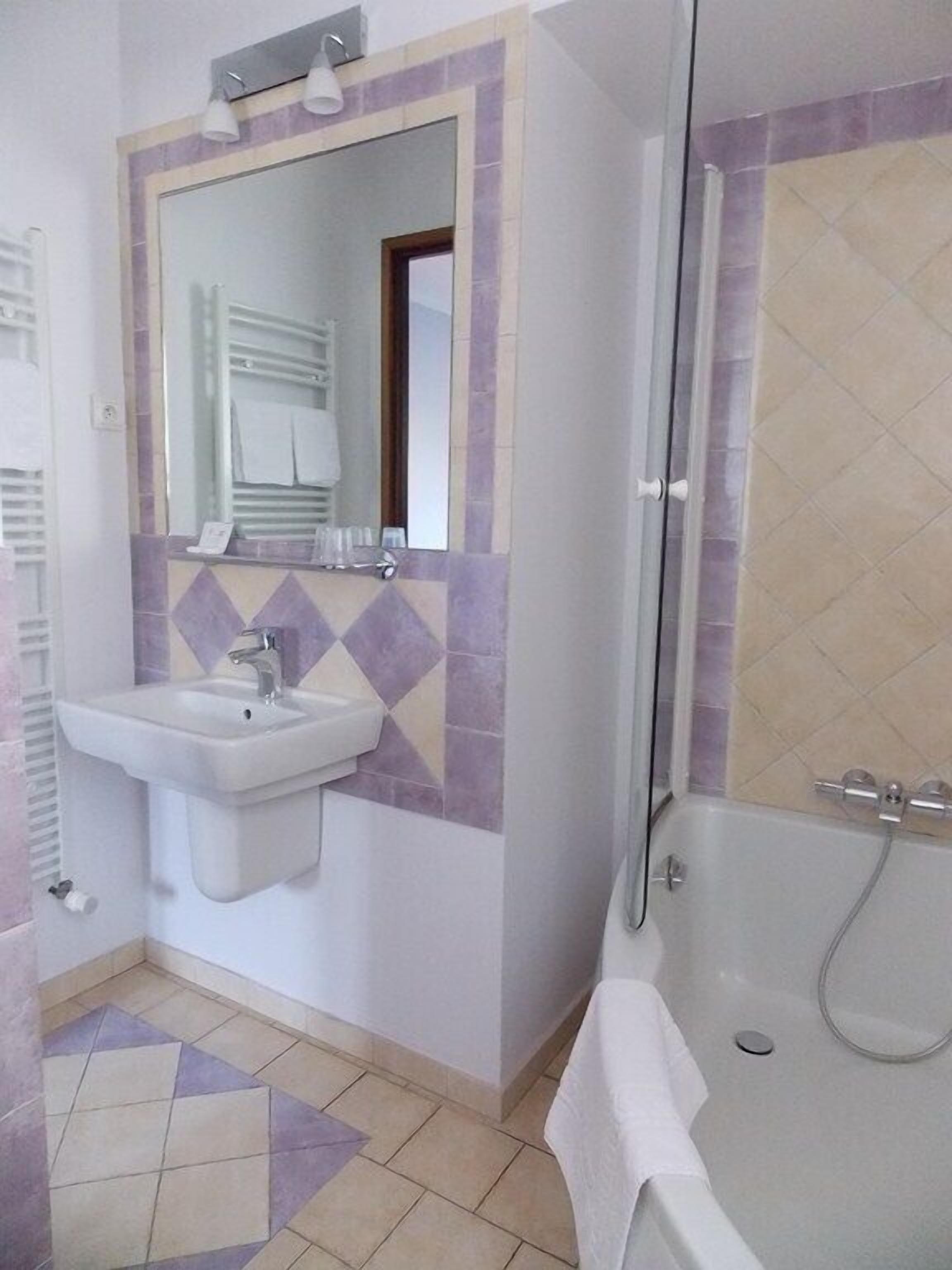 economy double room | bathroom | free toiletries, towels