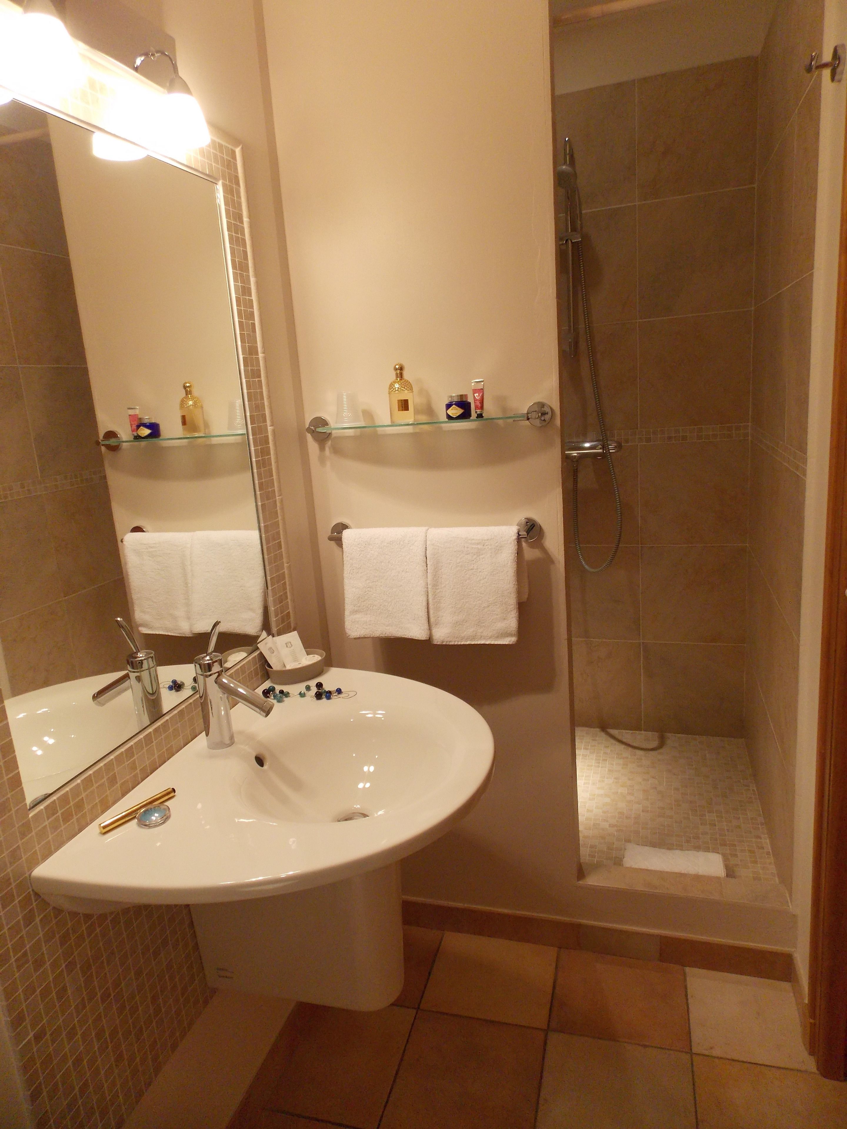 comfort suite, terrace | bathroom | free toiletries, towels