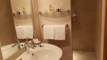 Suite Confort, terrasse | Salle de bain | Articles de toilette gratuits, serviettes fournies