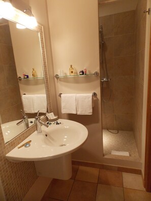 Comfort Suite, Terrace | Bathroom | Free toiletries, towels - Au Relais Provencal (Bagnols-en-Foret)