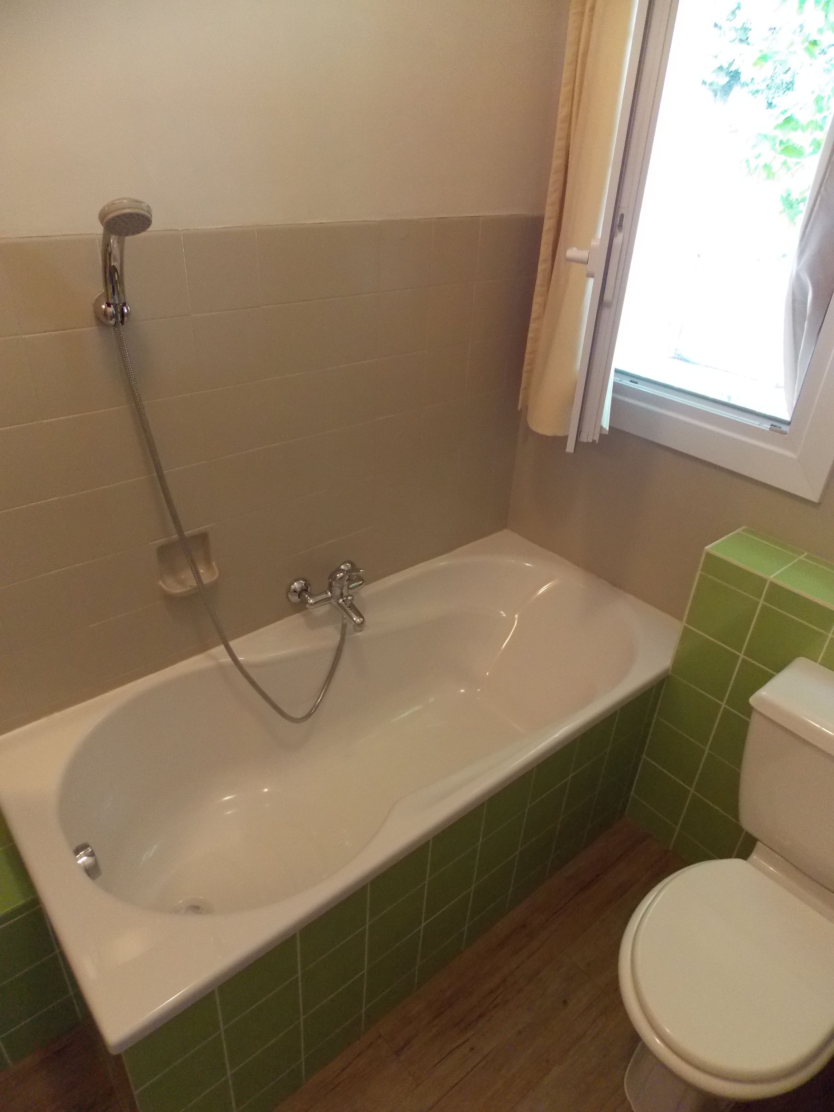 economy twin room | bathroom | free toiletries, towels