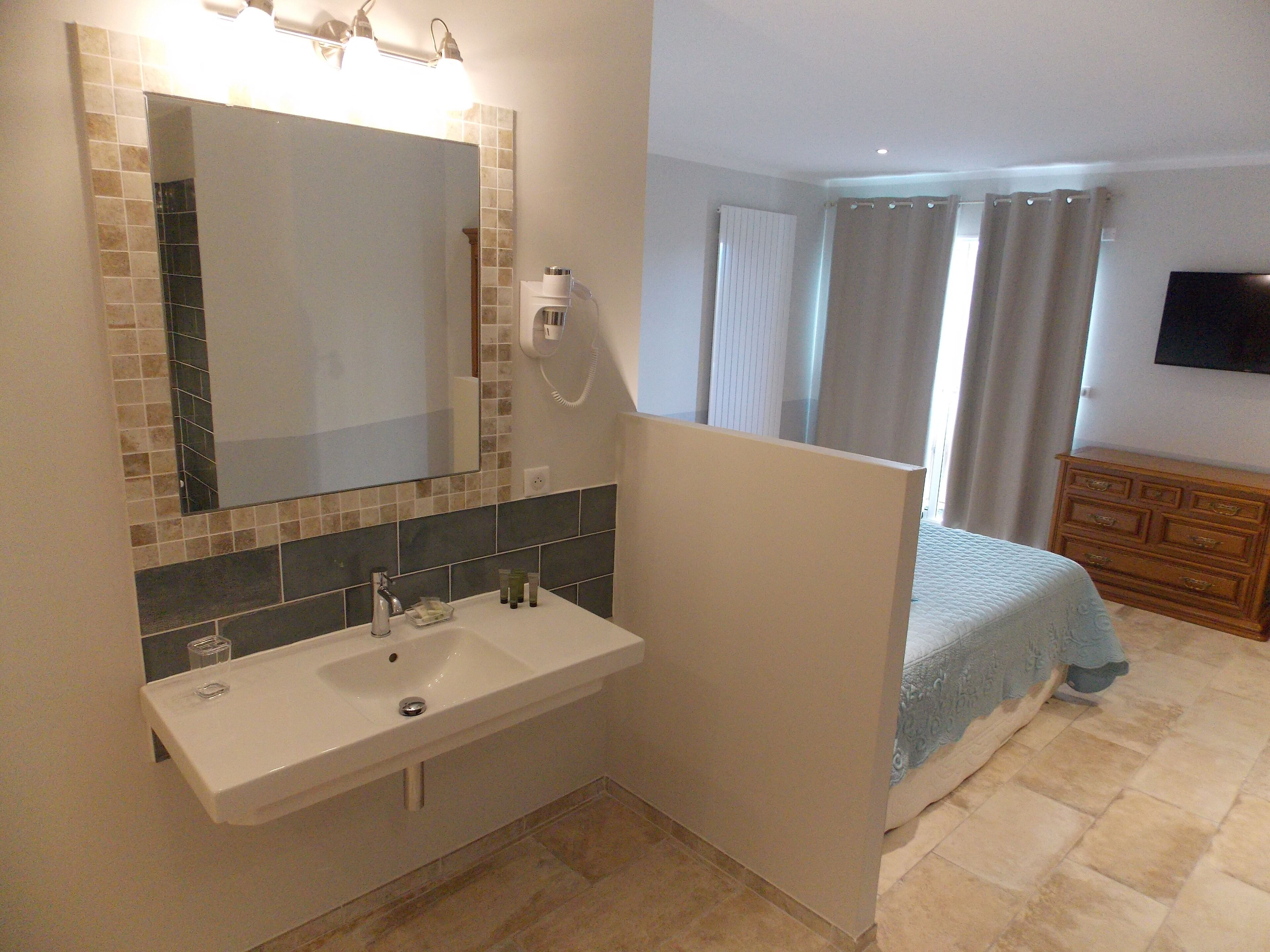 comfort double room, mountainside | bathroom sink