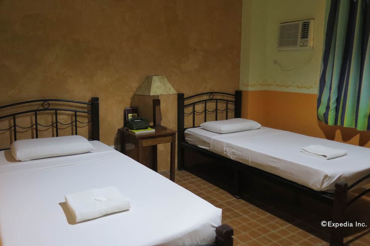 In-room safe, desk, free WiFi