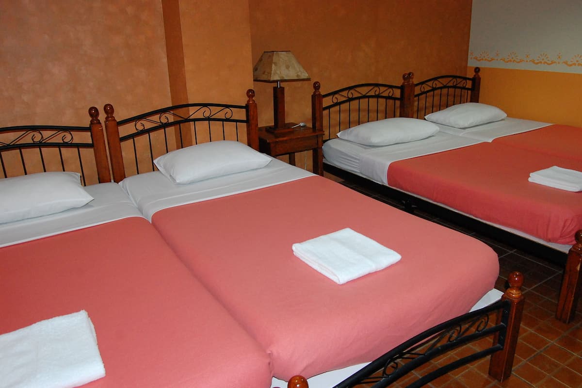 标准房 (5 Beds) | 客房内保险箱、办公桌、免费 WiFi