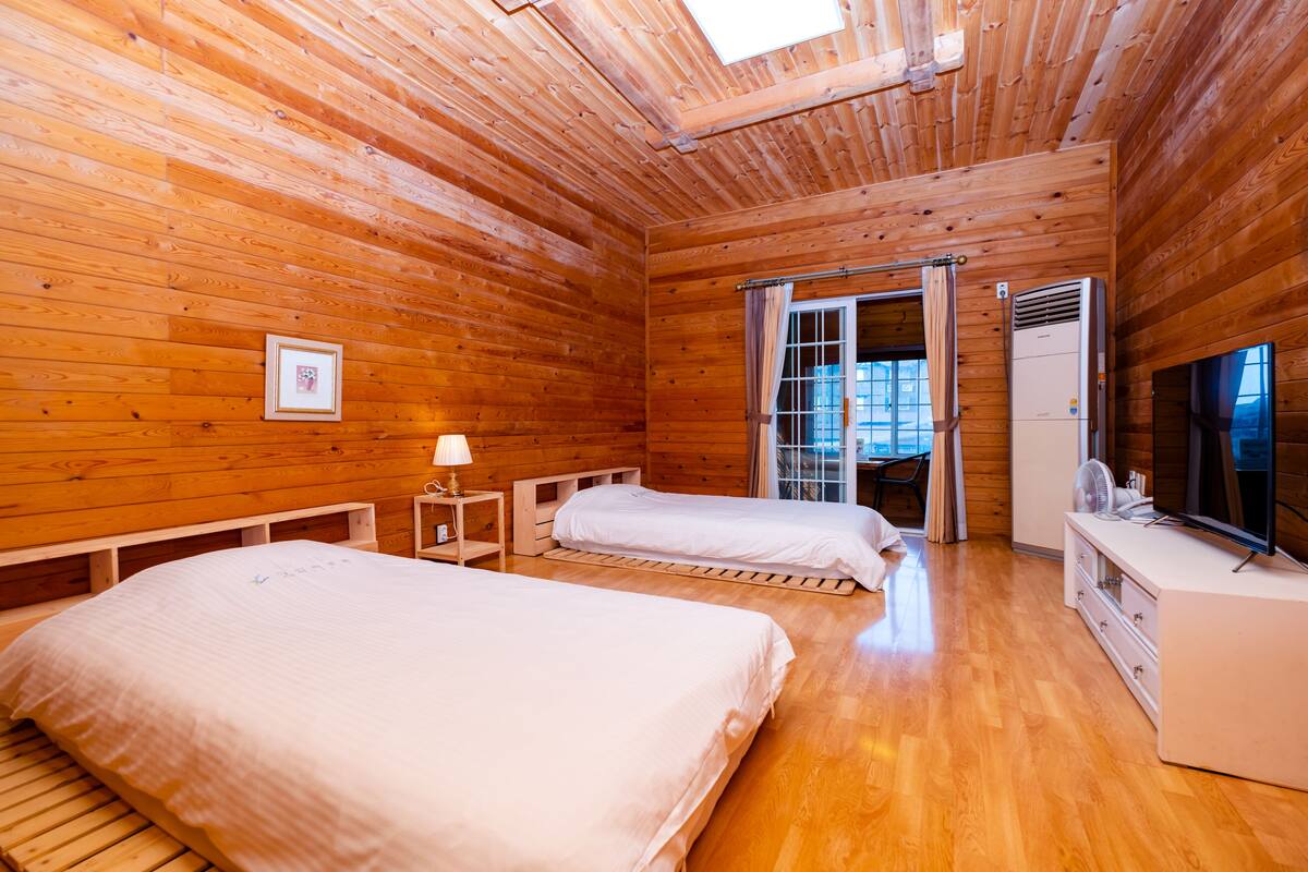 Blackout curtains, soundproofing, free WiFi, bed sheets