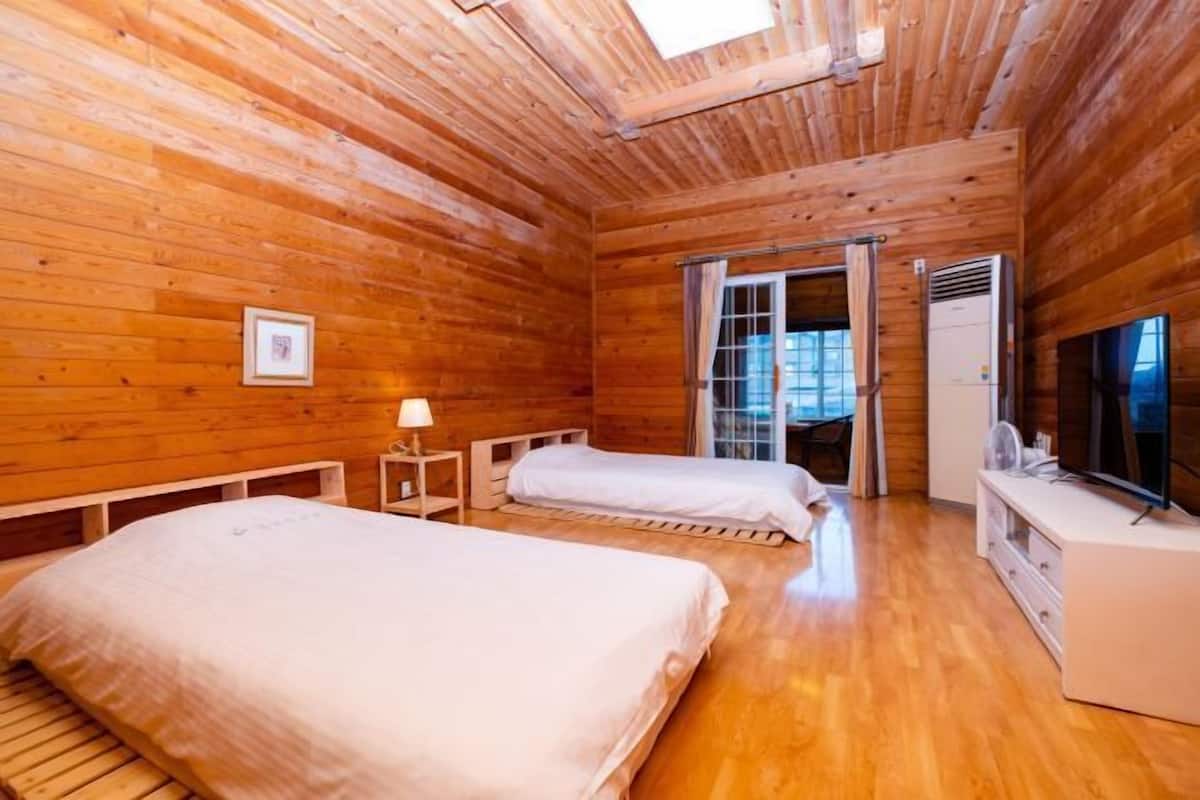 Cortinas blackout, quartos à prova de som, Wi-Fi de cortesia