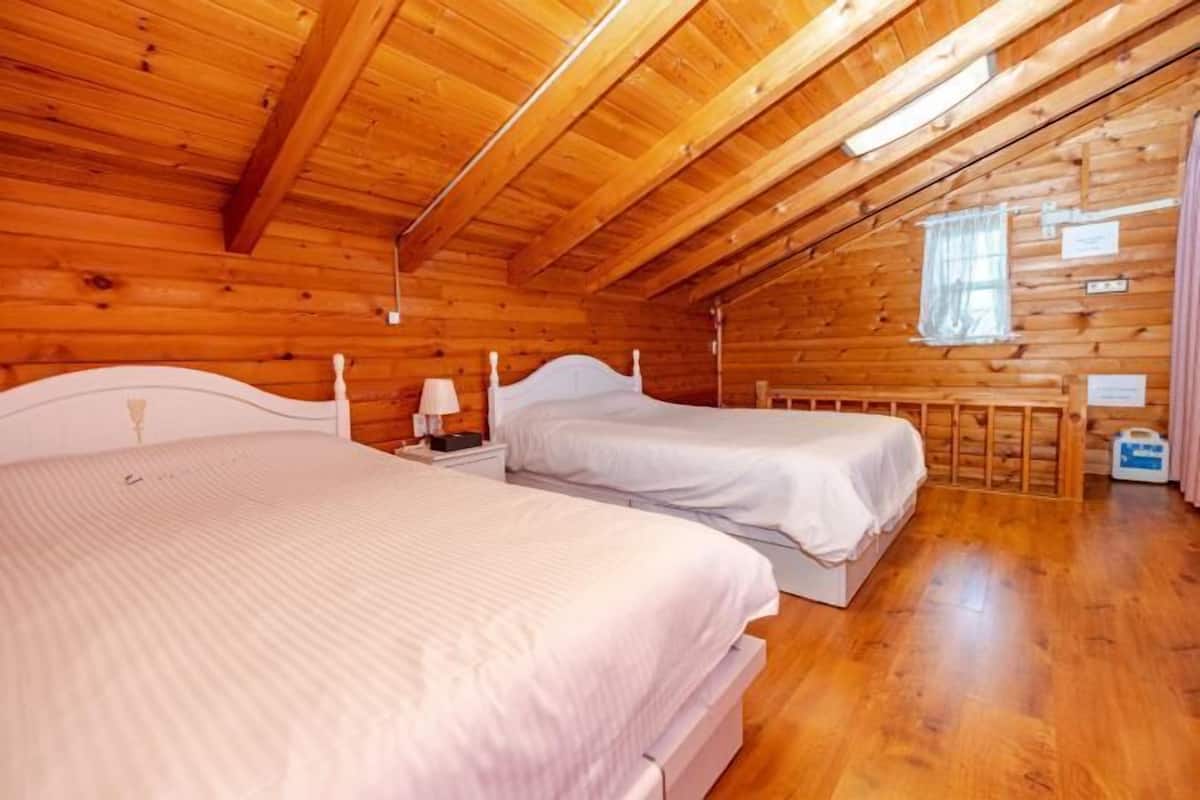 Blackout drapes, soundproofing, free WiFi, bed sheets