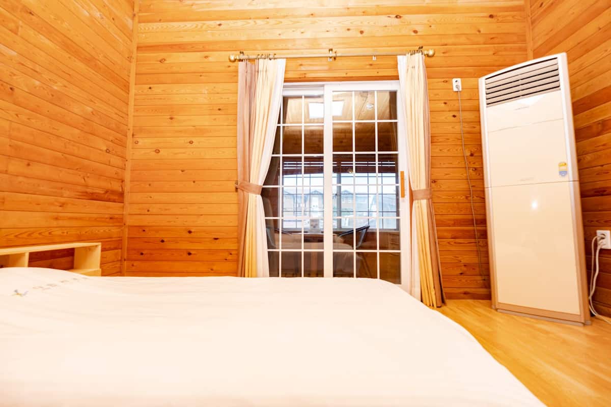 Cortinas blackout, insonorización, wifi gratis y ropa de cama
