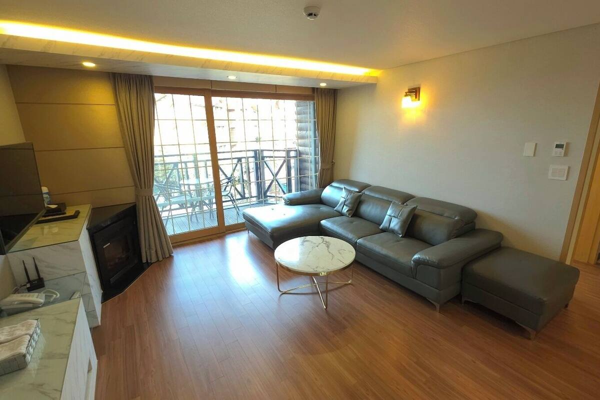 Blackout curtains, soundproofing, free WiFi, bed sheets