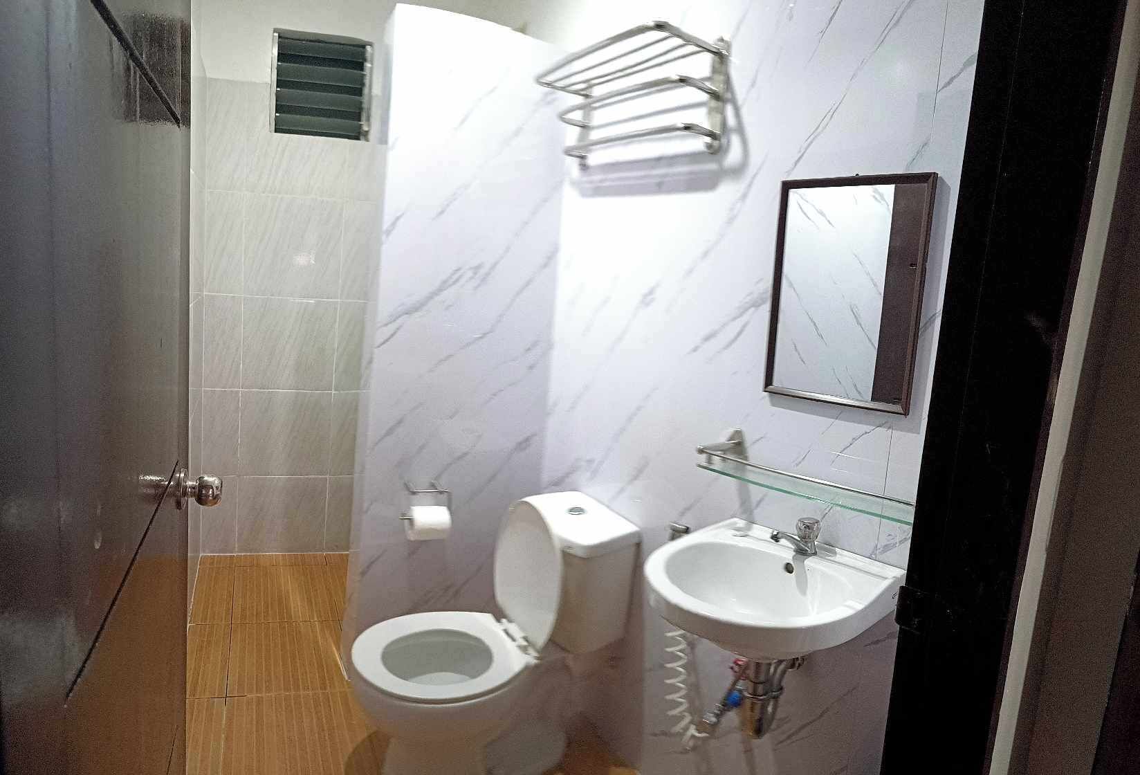 Economy-Zimmer | Badezimmer | Dusche, Handtücher